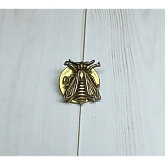 Brass Tone Bumble Bee Wasp Pin for Hat, Lapel, Lanyard, Jacket or Backpack - Picture 1 of 3